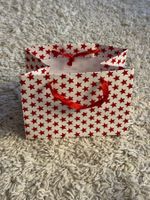 Geschenktüte / Papiertüte mit roten Sternen