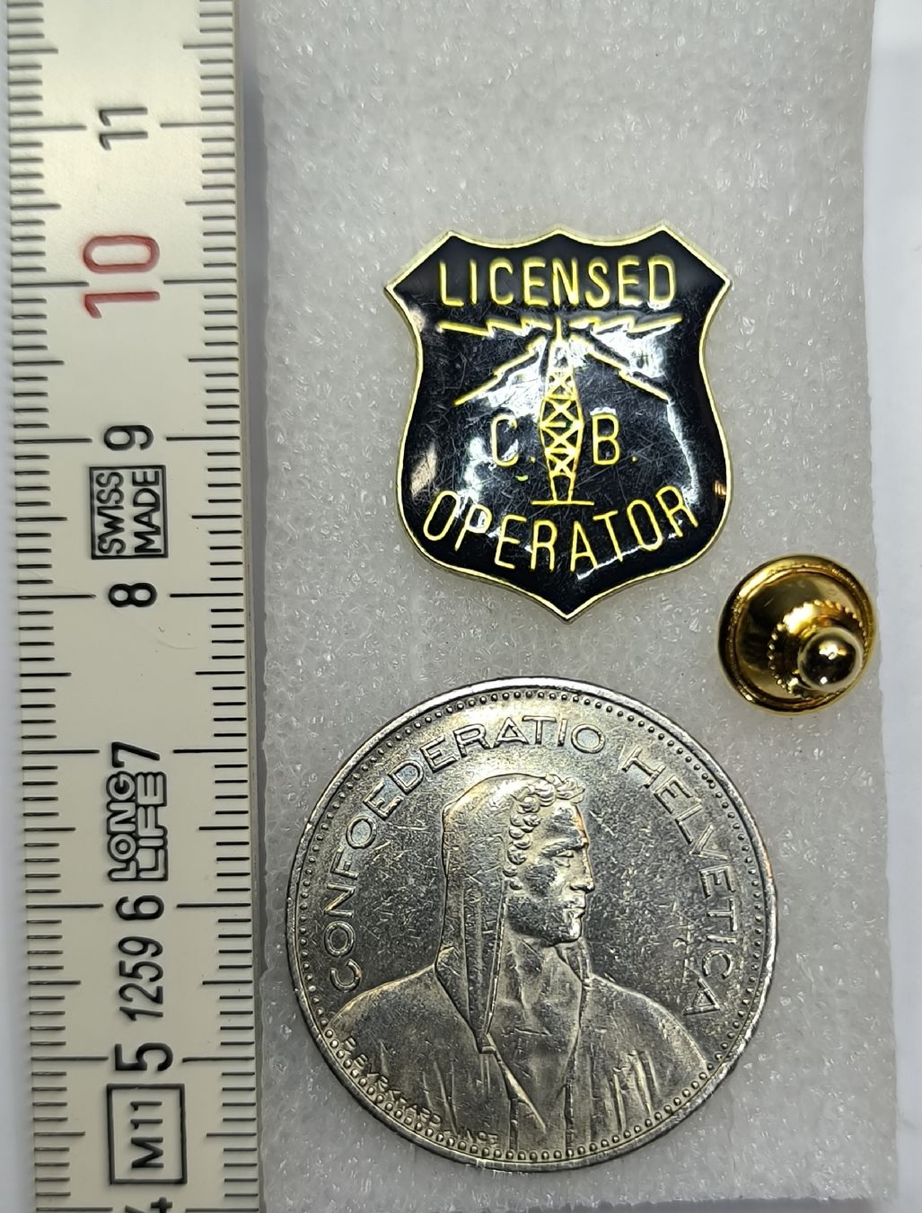 Placchette & Badge: Anstecknadel Licensed CB Operator goldfarben schwarz – Usato da Boniswil venduto da ilk_qkq5