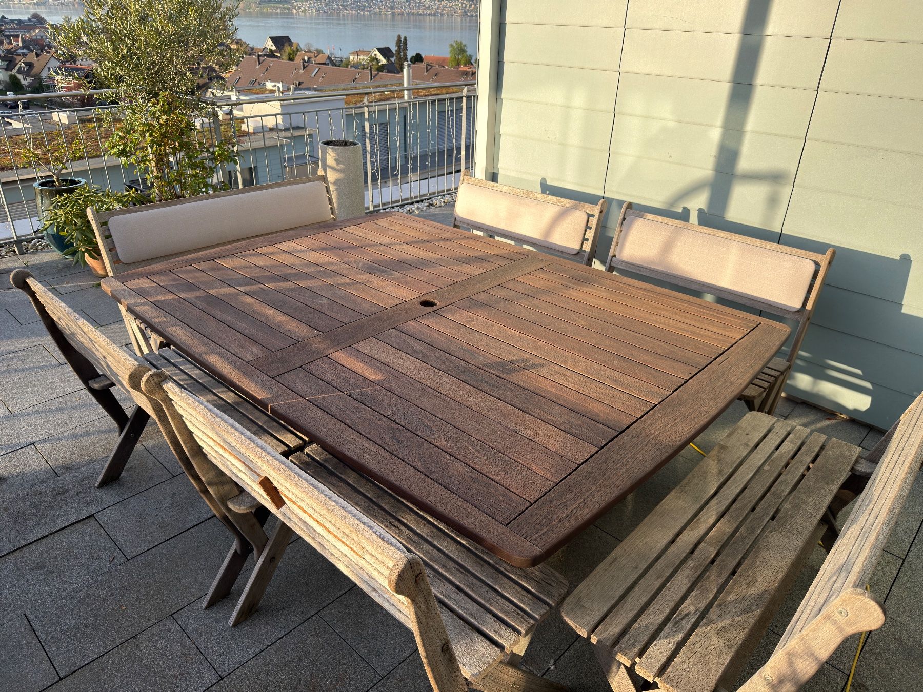 Tables: Designer Gartentisch aus australischem Holz – D'occasion à Richterswil par ski_7ffp