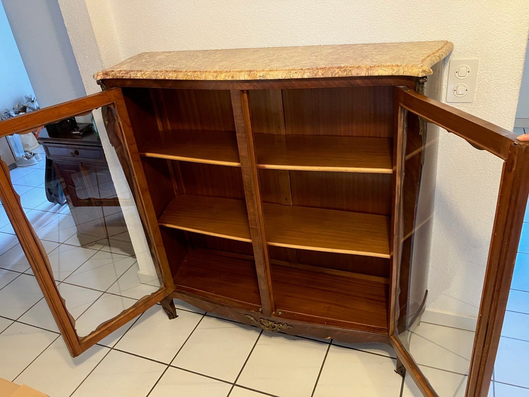 Vetrine: Vitrine mit Marmorplatte – Usato da Leuggern venduto da david.marmy 2