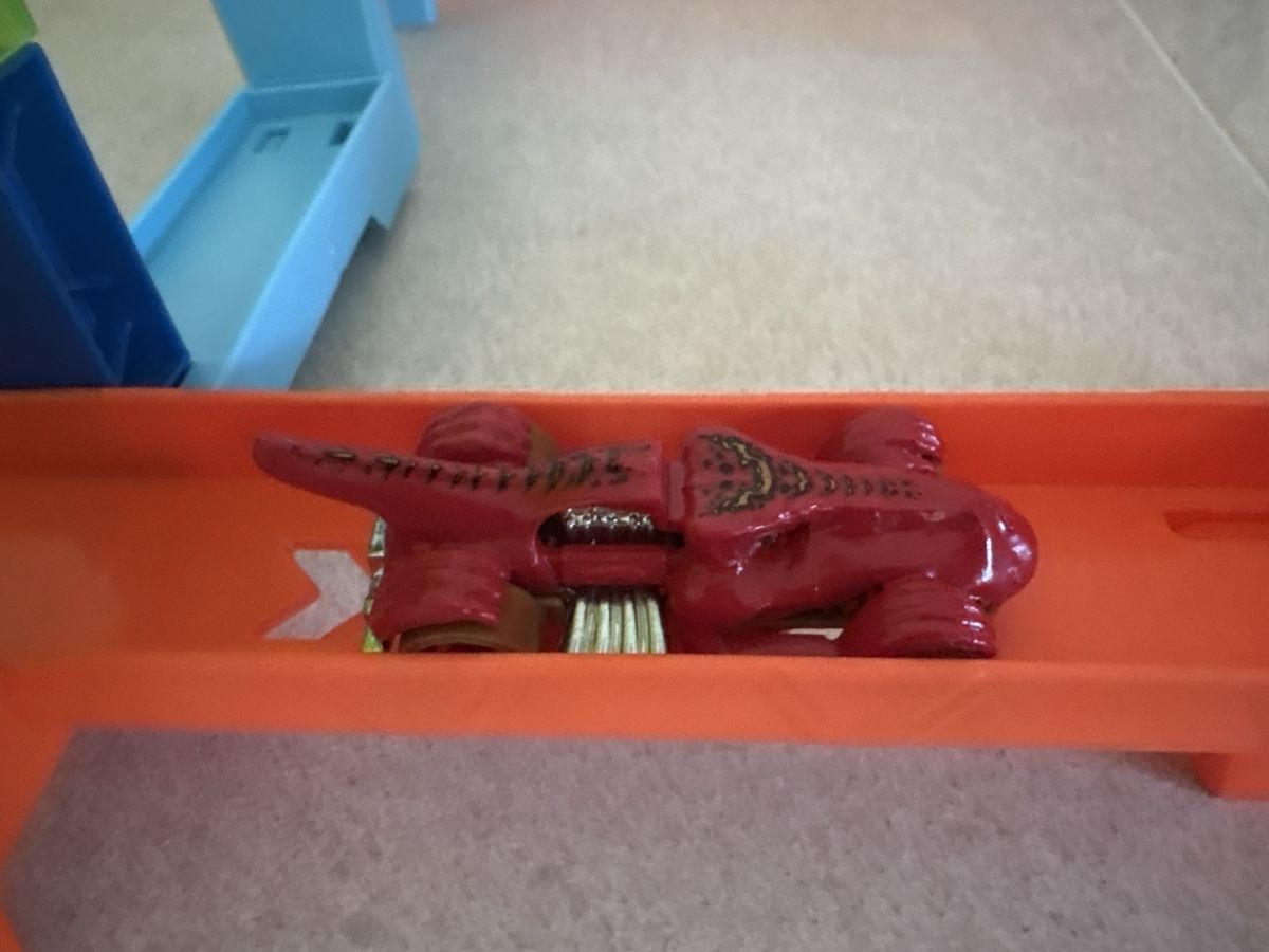 Spielzeuge: Hot Wheels Stunt Track Builder Set – Gebraucht aus Crans VD von DW99 3