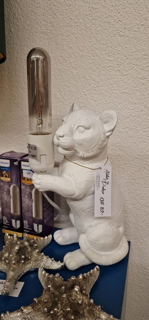 Lampade: Tiger Lampe Weiss – Nuovo e nell'imballaggio originale da Schaffhausen venduto da AtelierPudesco 1