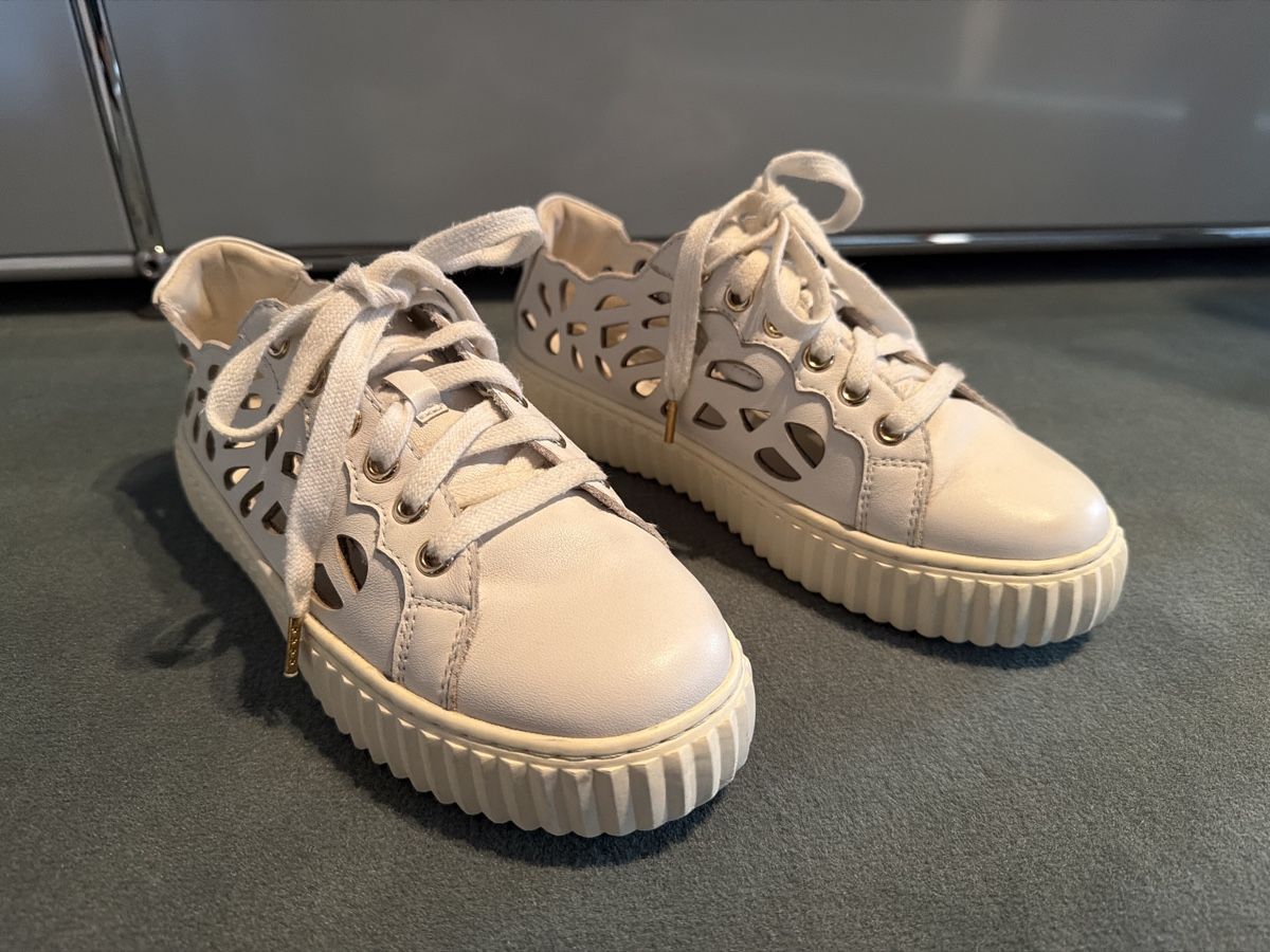 Tosca Blu Damenschuhe: Edle Sommer Sneaker, Weiss mit Lochmuster, Grösse 38 – Gebraucht aus Mörschwil von philmensa