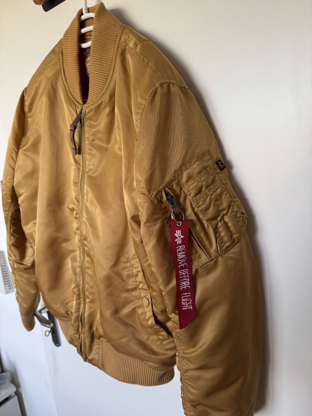 Alpha Industries Giacche: Alpha Industries Bomber GOLD – Nuovo (secondo la descrizione) da Mont-sur-Rolle venduto da ryn_2tlx 1