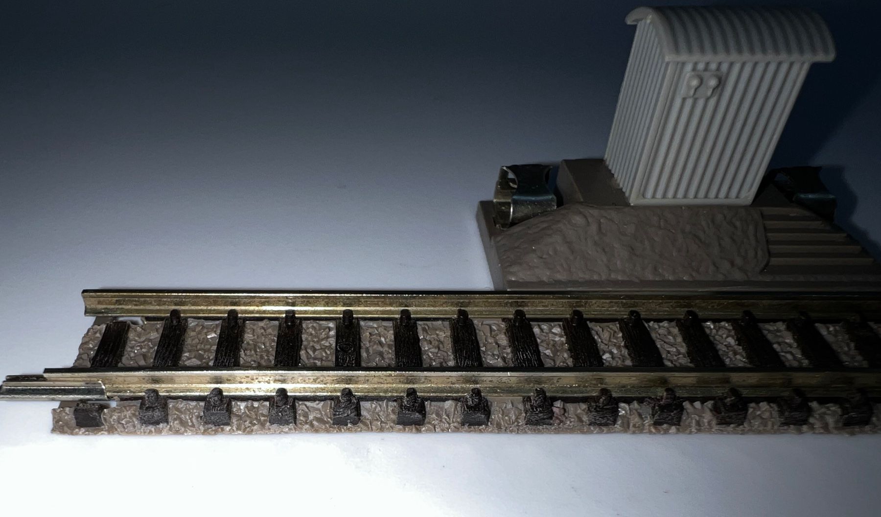 Fleischmann Modelleisenbahnen: Fleischmann, Gleisanschluss mit Bahnhäuschen (9101) – Gebraucht aus Basel von jonnyhaas 1