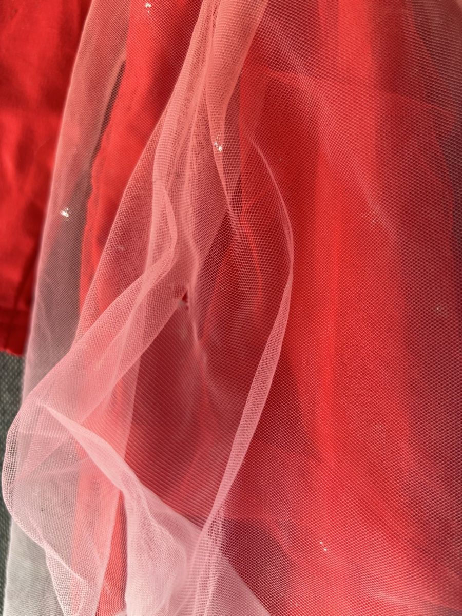 Vestiti & Gonne: Rotes Kleid mit Tüll, Grösse 98, mit Löchli – Usato da Jegenstorf venduto da Annina0506 1