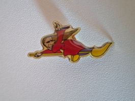 Pin Hexe auf Besen