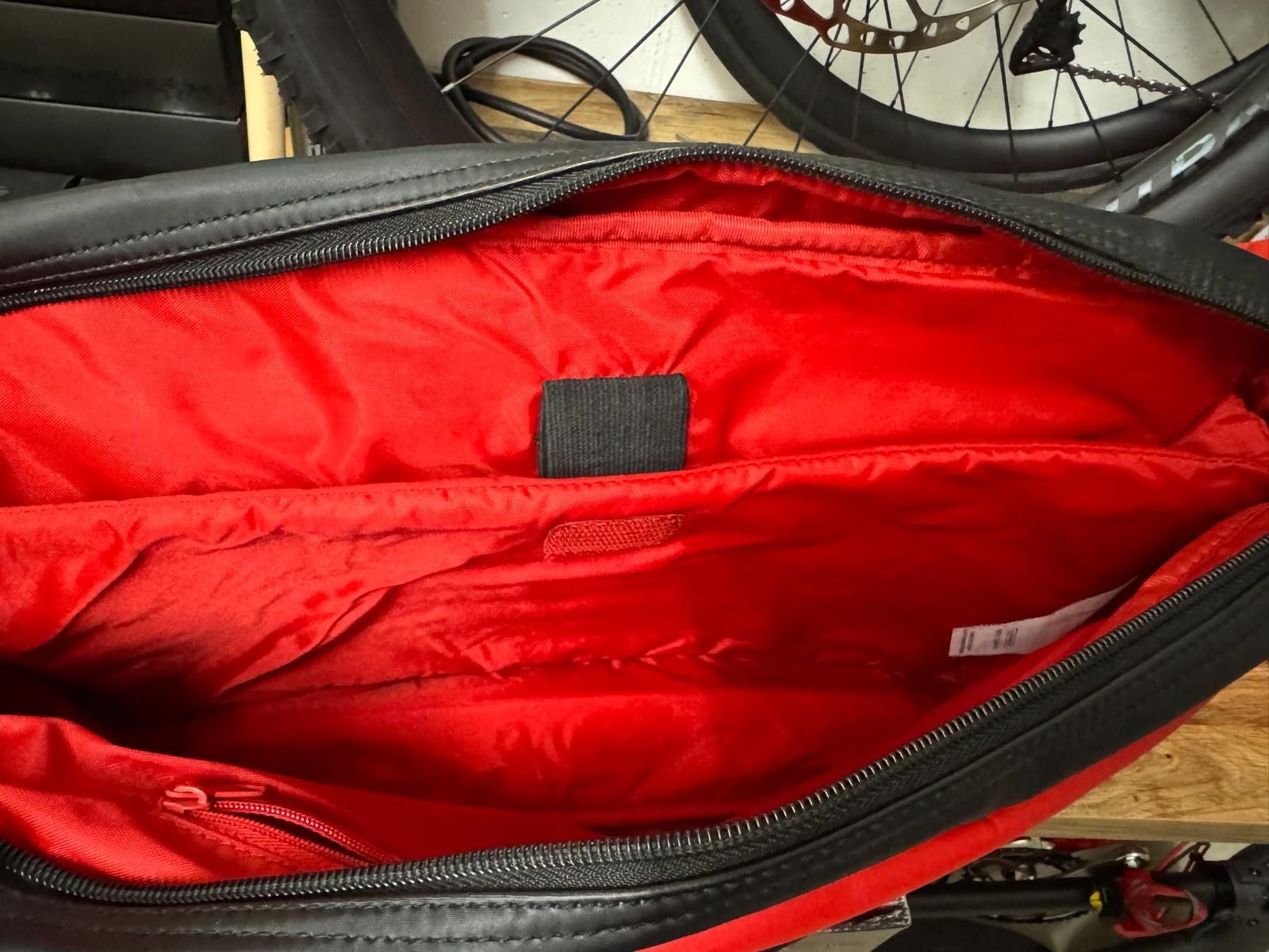Ferrari Borse: Seltene Ferrari Laptop Tasche. Gebraucht – Usato da Seuzach venduto da Tuccmeister 3