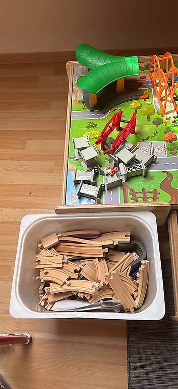 Brio Giocattoli: BRIO-Bahn-Set mit Spieltisch – Usato da Boniswil venduto da Glb20 1
