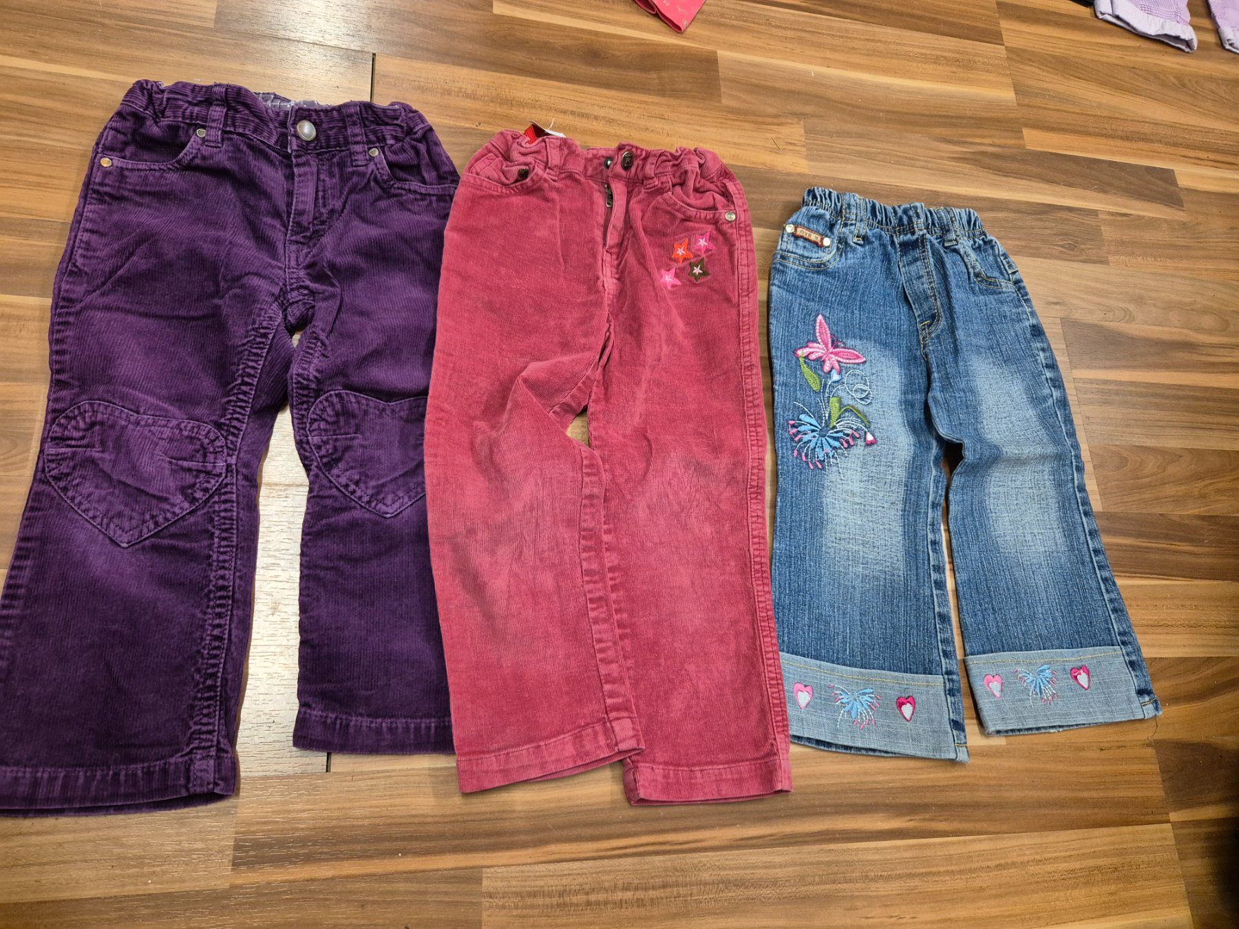 Lotti & Set di vestiti: 2 Manchester 1 Jeans Grösse 98, k26 – Usato da Schwarzenburg venduto da Flamingo07