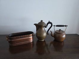 Set vintage in rame  teiera, bricco e recipiente decorativo