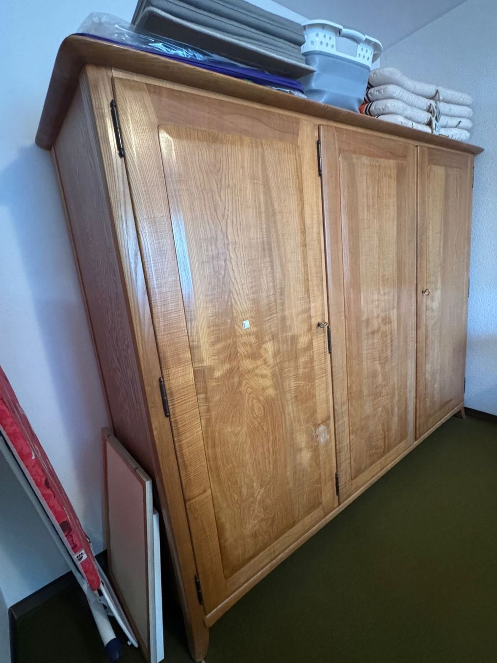 Armoires: Massiver Holzschrank von Sproll – D'occasion à Utzenstorf par Dpluto