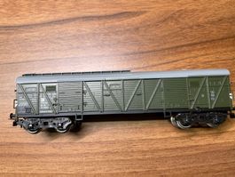 Piko 4 achsiger, gedeckter Güterwagen in grün der DR in DC