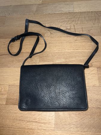 Umhängetasche schwarz mit verstellbarem Gurt 