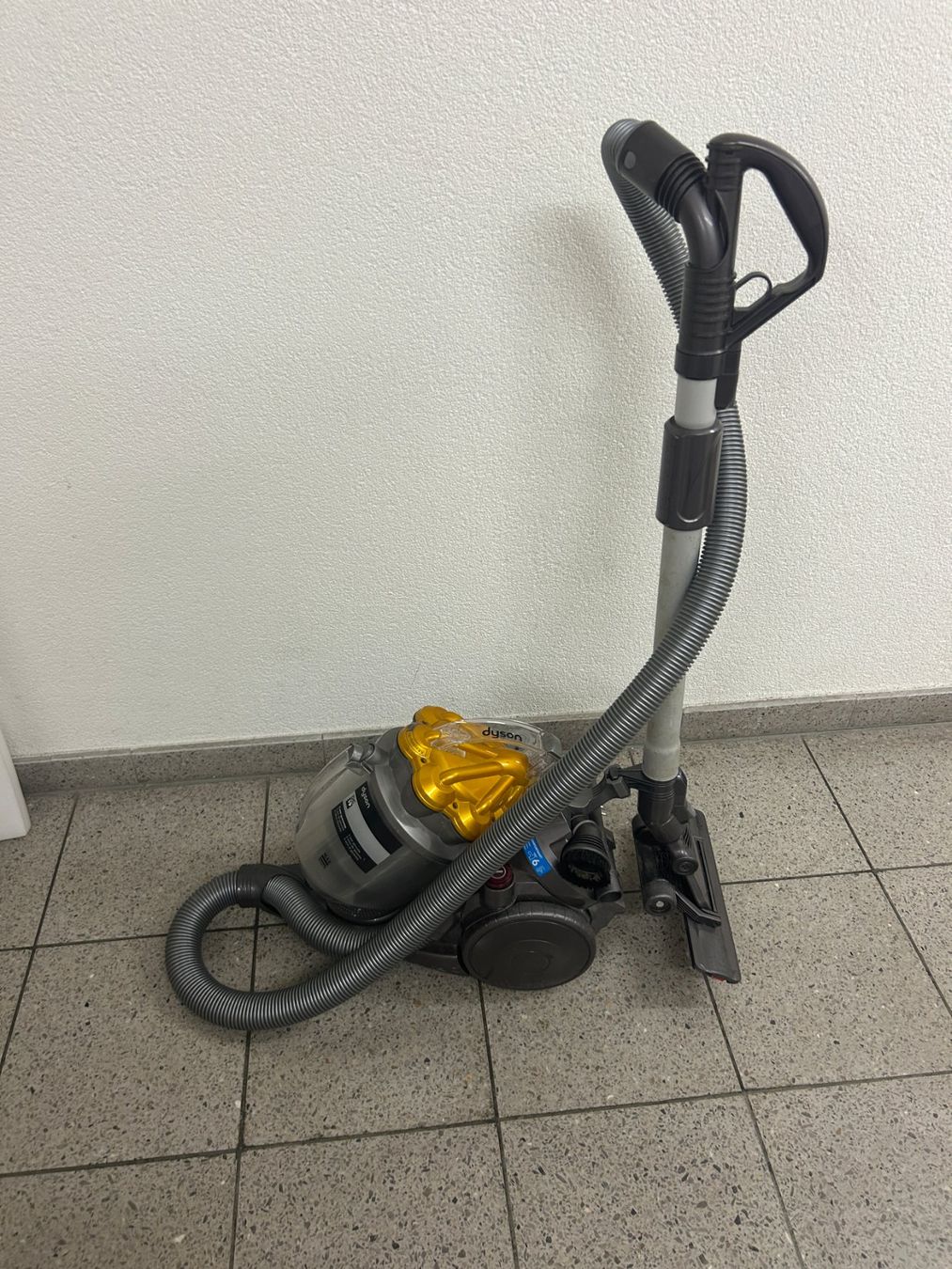 Dyson Staubsauger & Zubehör: DYSON DC19, Funktionstüchtig – Gebraucht aus Küsnacht ZH von MagnusAa 2