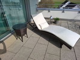 Hochwertige Terrassenliege mit Beistellstisch