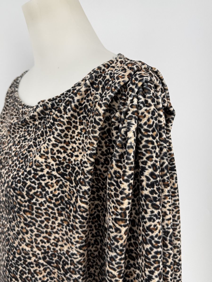 Pulls & Sweat-shirts: Plüsch Pullover Gr. 50/52 mit Leopardenmuster  – D'occasion à Auenstein par moin. 2