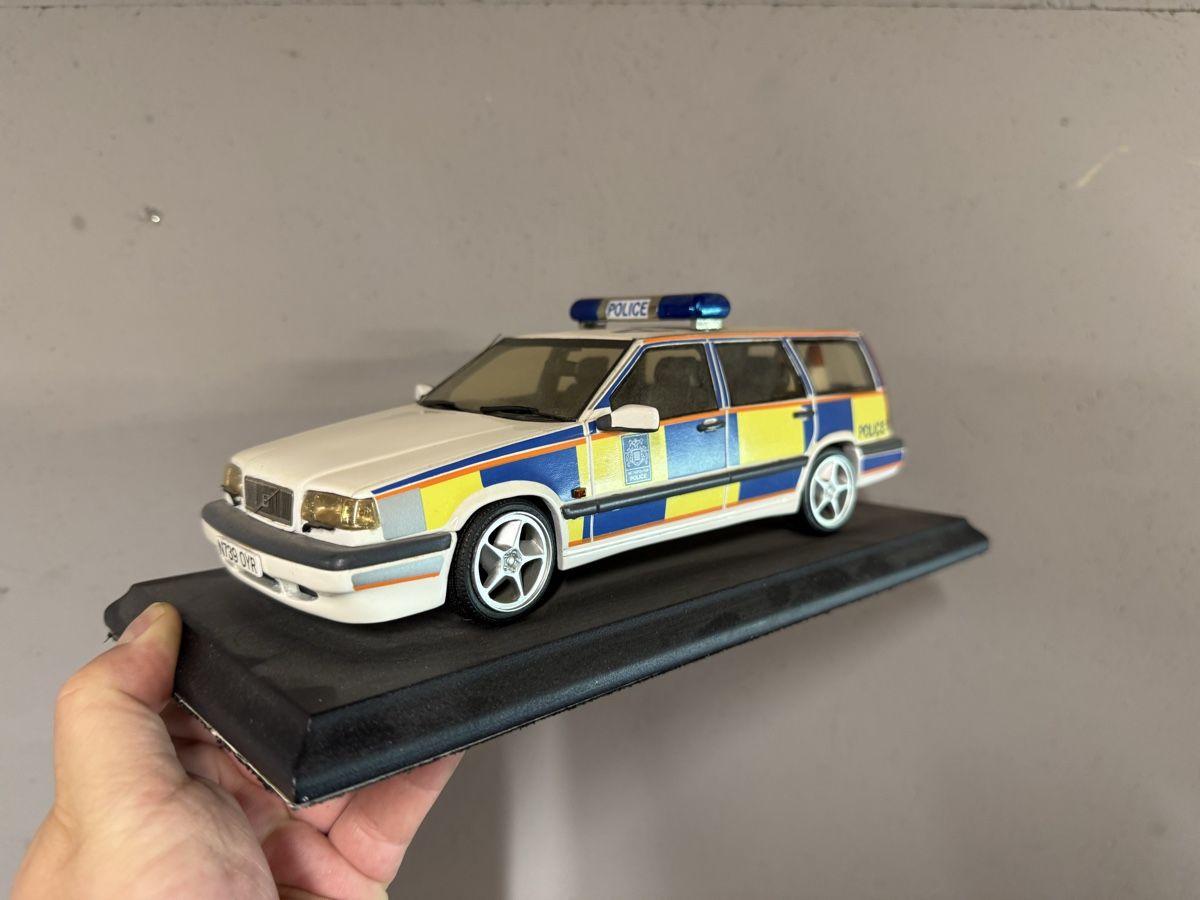 Volvo Modellini d'auto: Polizei Modellauto Volvo 850 Kombi  – Usato da Spiez venduto da RS-inti