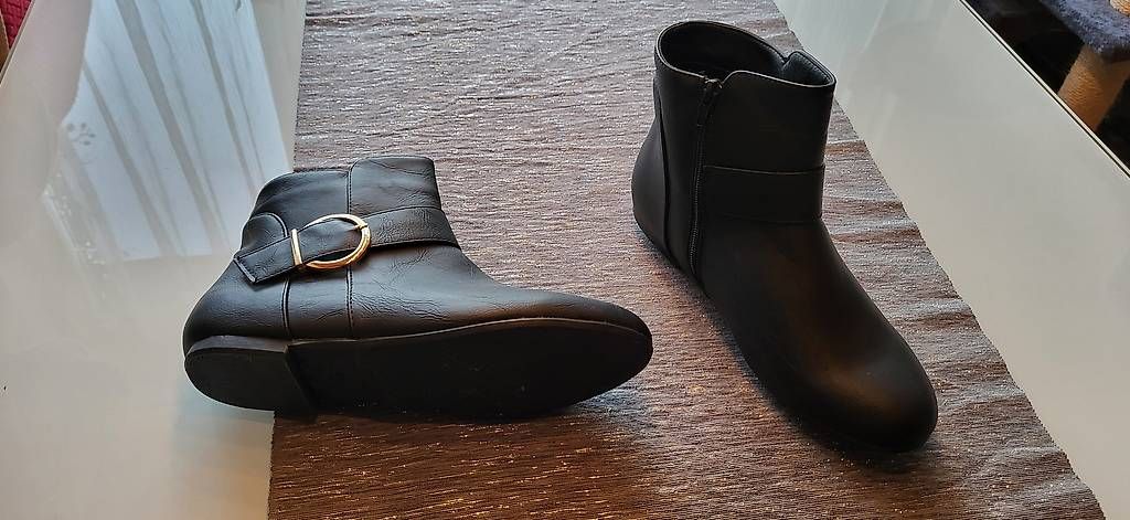 Scarpe da donna: Diverse Schuhe, Schuhensemble, Grösse 40 – Usato da Laupen BE venduto da Ursulam3635 3