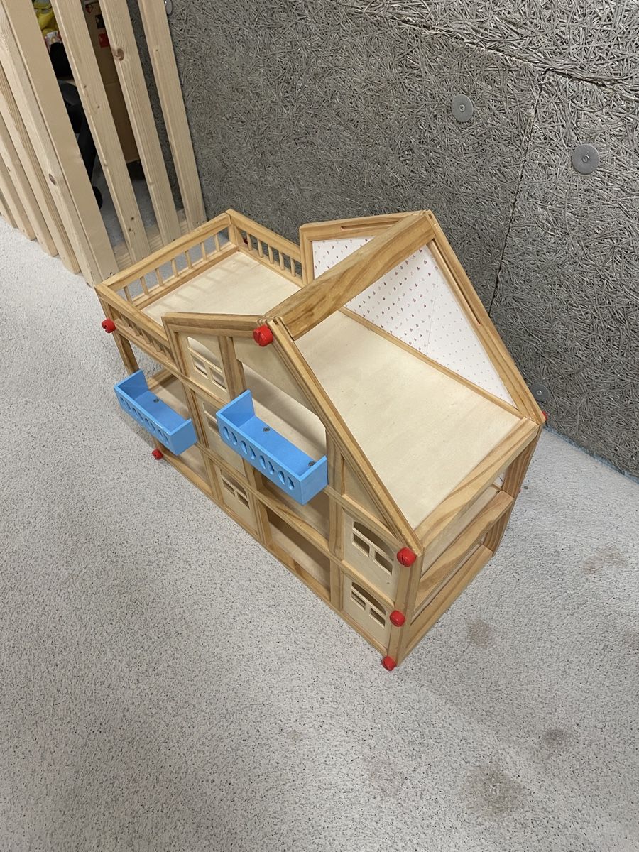 Puppenhäuser & -möbel: Puppenhaus aus Holz – Gebraucht aus Basel von val_g8th 1
