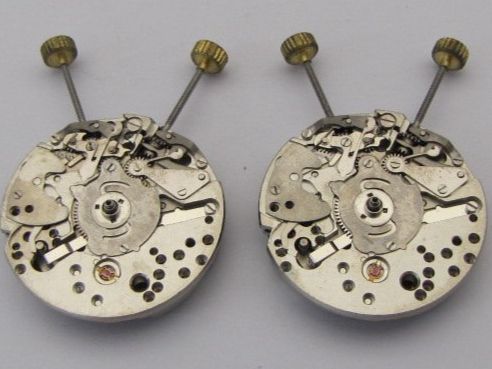 Orologi: 2 Weckeruhrwerke SU, baugleich mit AS 1475. NOS – Usato da Pieterlen venduto da Flipper0 4