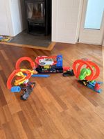 Hot Wheels / Auto-Rennbahn Set mit Dino-Bahn und Garage