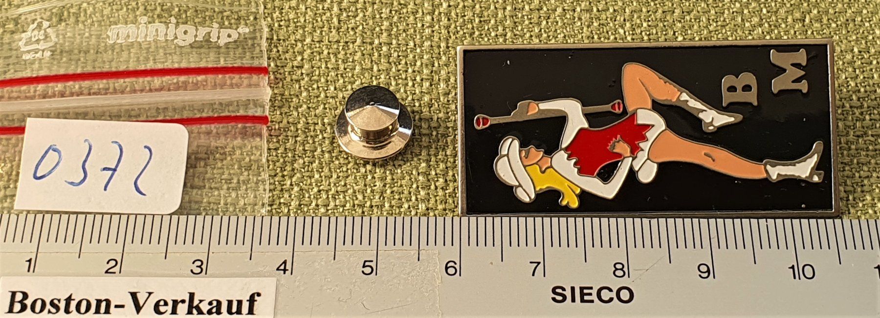 Plaketten & Abzeichen: O372 - Pin BM Girl – Gebraucht aus Reinach BL von Boston-Verkauf 1
