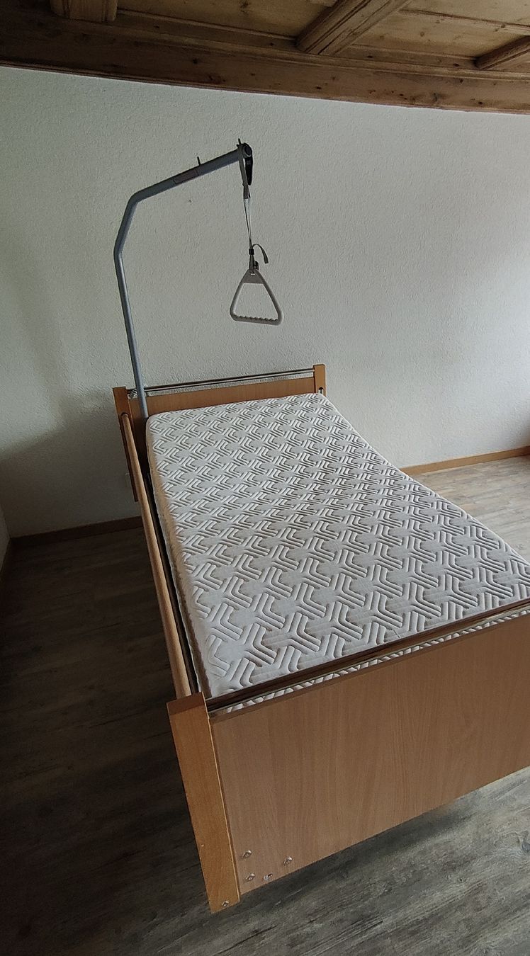 Letti: Pflegebett – Usato da Gümmenen venduto da pingu018 2
