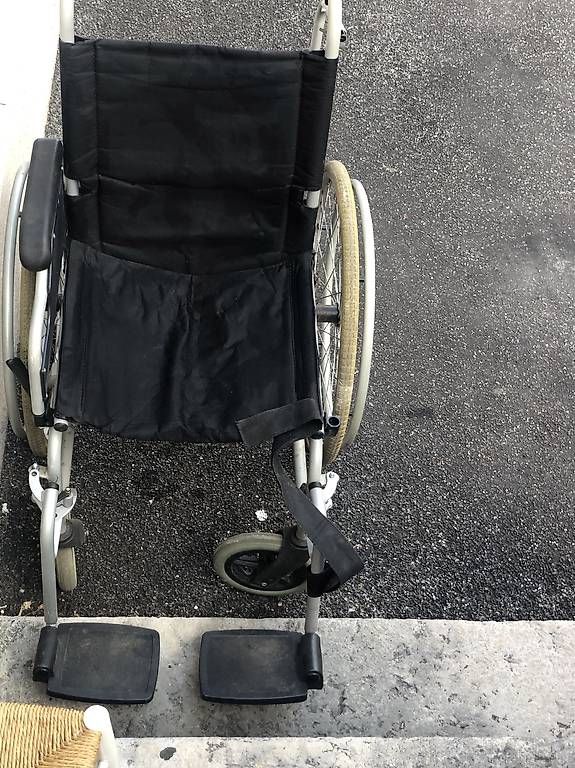 Sedie a rotelle: Fauteuil roulant fonctionnel À DONNER !! – Usato da La Chaux-de-Fonds venduto da reg_yw68