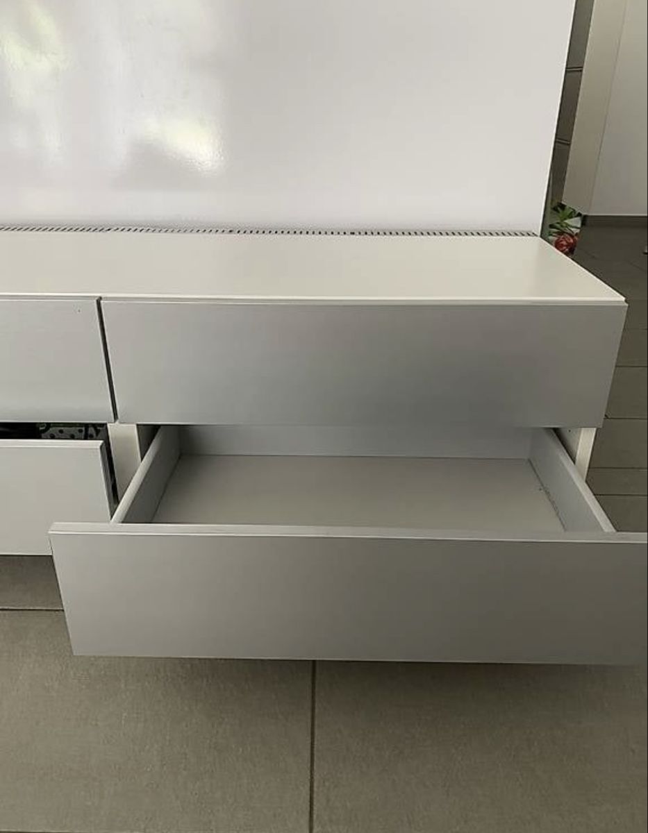 Mobili TV: Robustes TV-Möbel in Grau/Weiss – Usato da Hombrechtikon venduto da Performing 1