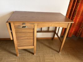 Holzschreibtisch mit Rolladen und Schubladen gebraucht