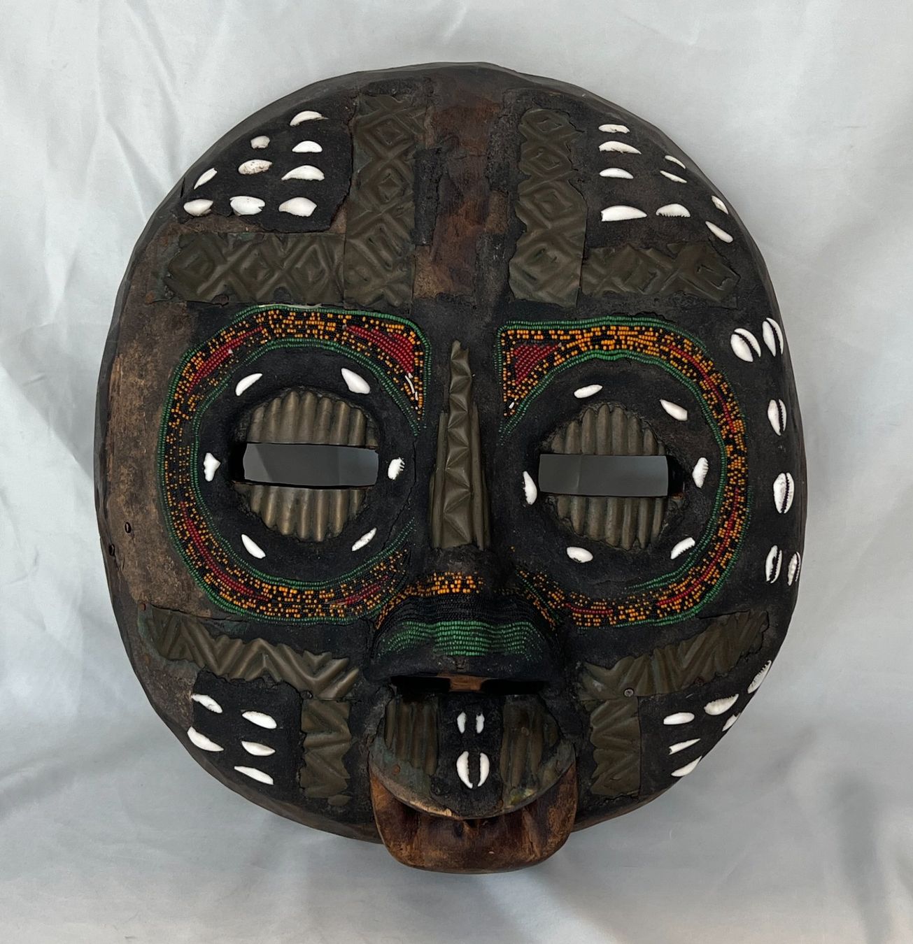 Internationale Kunst: Bamileke-Maske aus Kamerun – Gebraucht aus Zürich von Drahtzug
