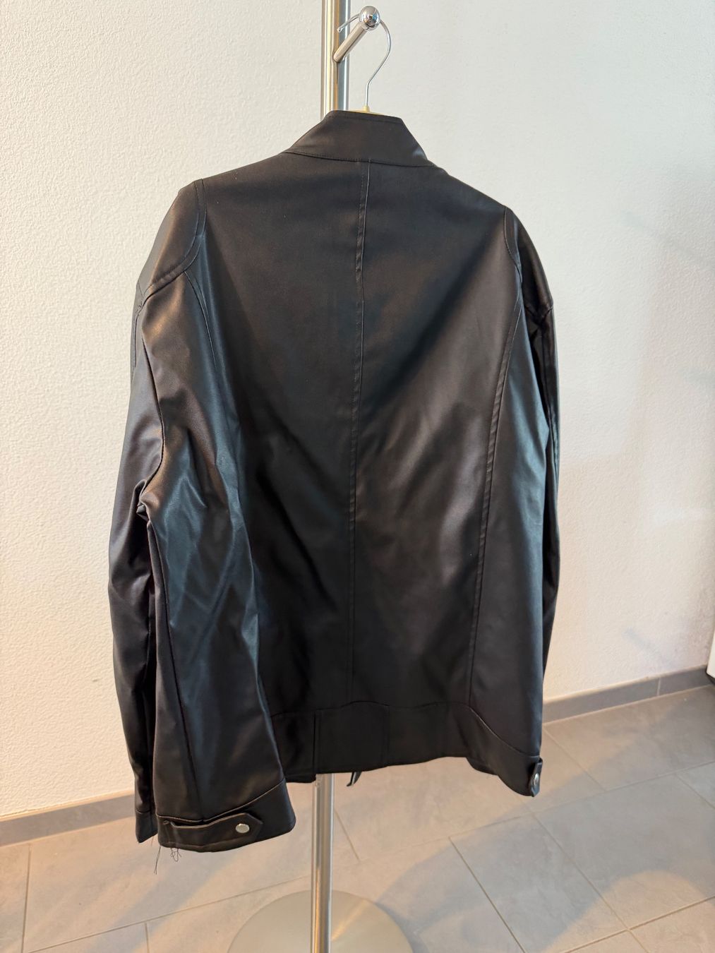Costumes: Schwarze Kunstlederjacke – D'occasion à Steinen par Robe13 1