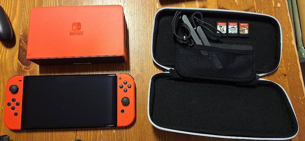 Nintendo Console: Nintendo Switch OLED  Mario Red Edition + 3 Spiele + Hülle – Usato da Langnau im Emmental venduto da JiroGG 1