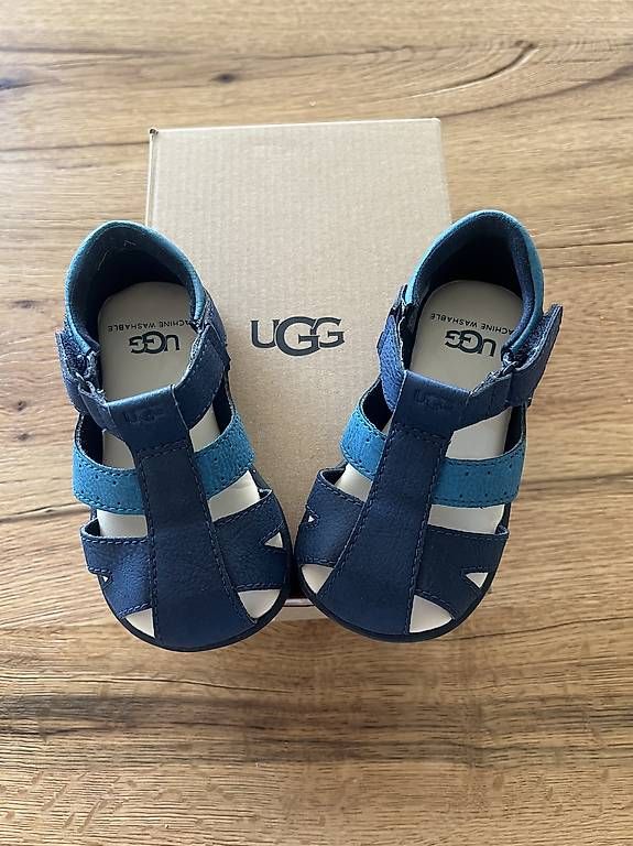 Schuhe für Jungen: Uggs Kindersandale – Gebraucht aus Rotkreuz von Larocca89