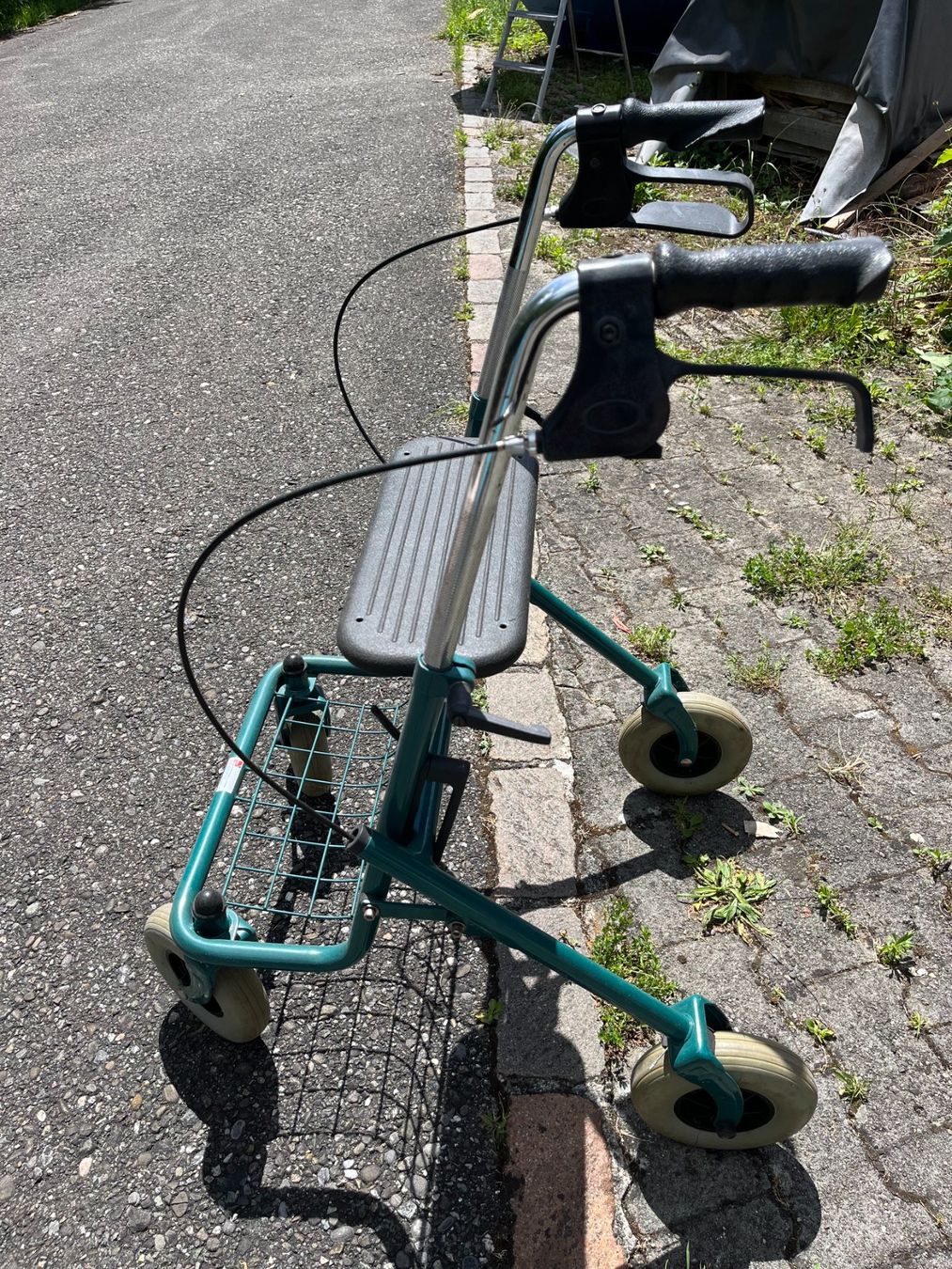 Ausili per la deambulazione: Rollator Gehhilfe mit Sitz & Korb – Usato da Leuggern venduto da Yzerman2