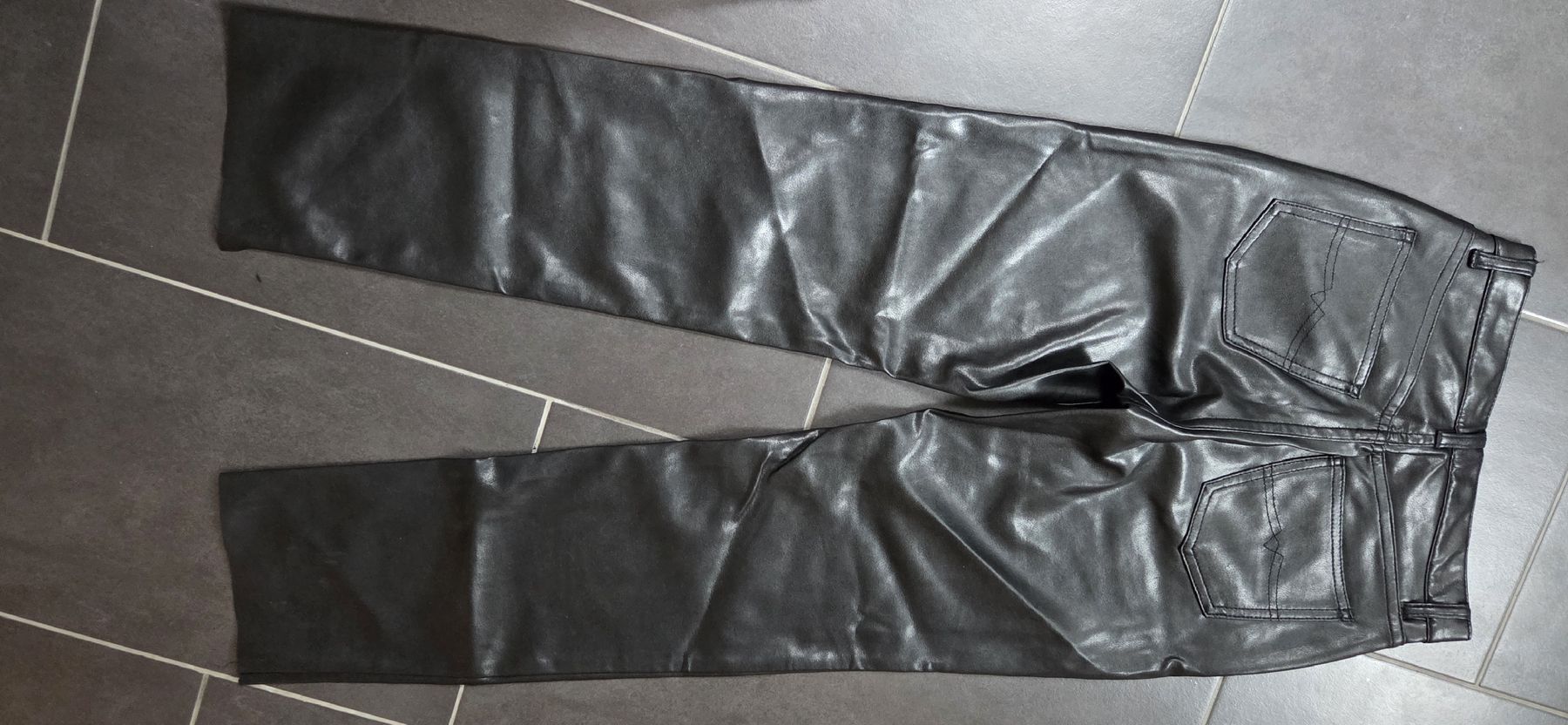 Hosen: Teddys Kunstleder Gr. S – Gebraucht aus Lyss von Urma5 2