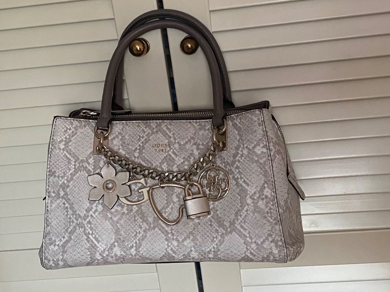 Guess Borse da donna: Guess Hadley Python Girlfriend Satchel Handtasche. – Nuovo (secondo la descrizione) da Illnau venduto da Sniwi67