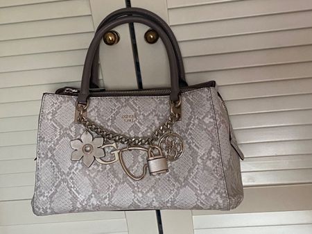 Guess Hadley Python Girlfriend Satchel Handtasche.