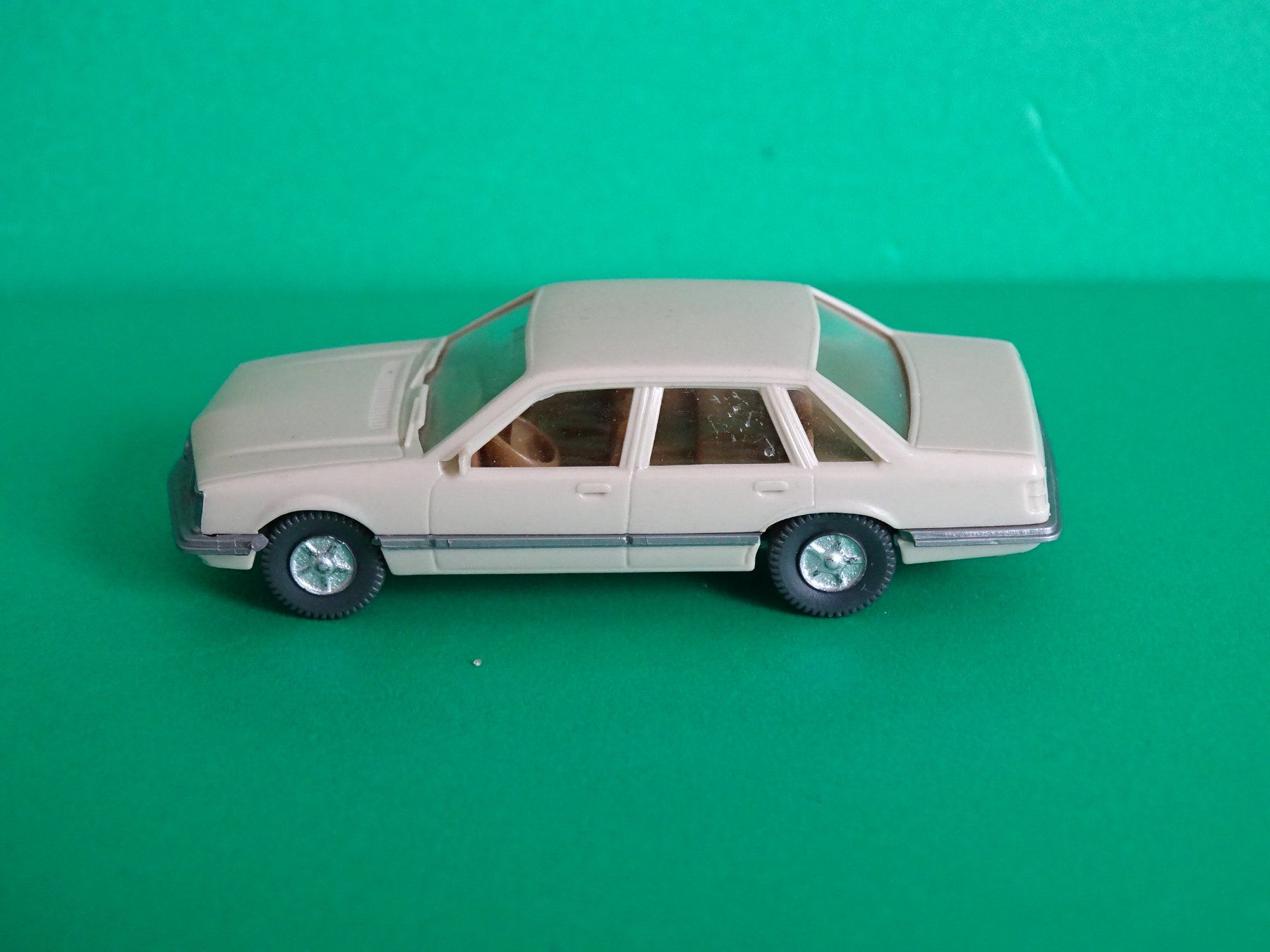 Wiking Modellini d'auto: Opel Senator von Wiking 1/87 – Usato da Bretzwil venduto da Meex 2