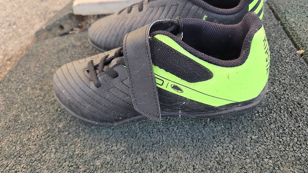 Scarpe da uomo: Chaussures Foot kipsta pointure 33 – Usato da Gilly venduto da Florfil