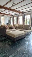 Beiges Ecksofa mit Hocker