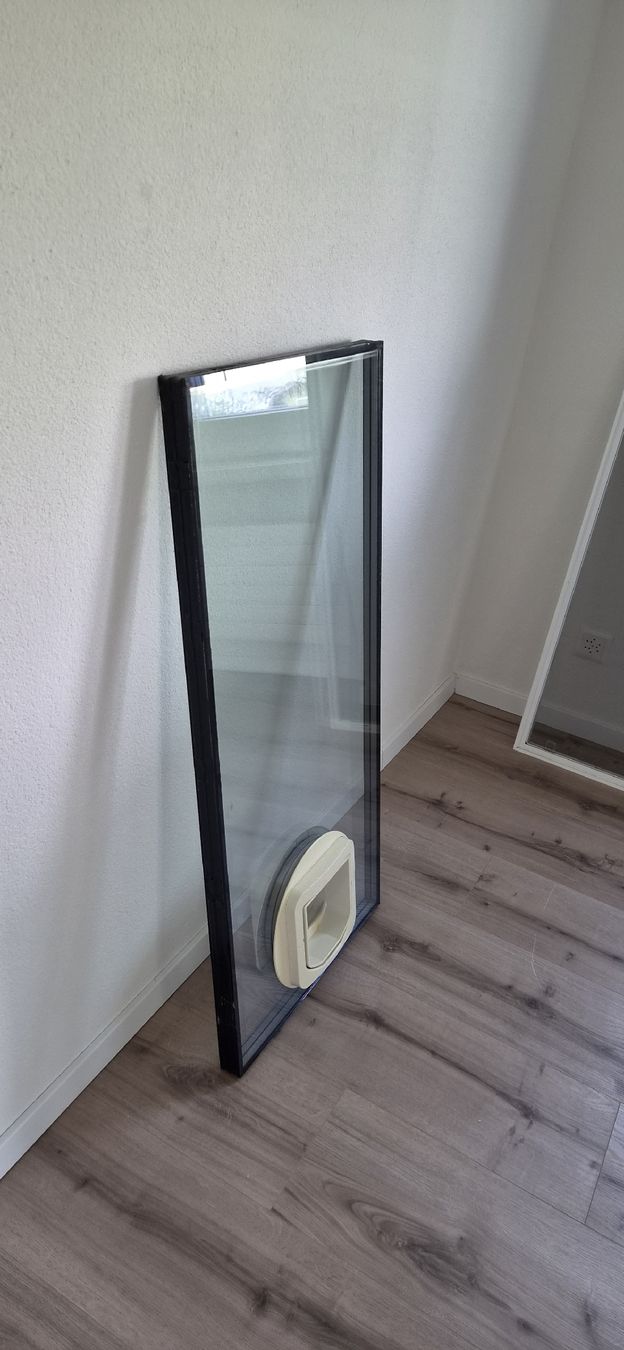 Chatières: Fenster mit Katzenklappe – D'occasion à Hittnau par toebsen 1