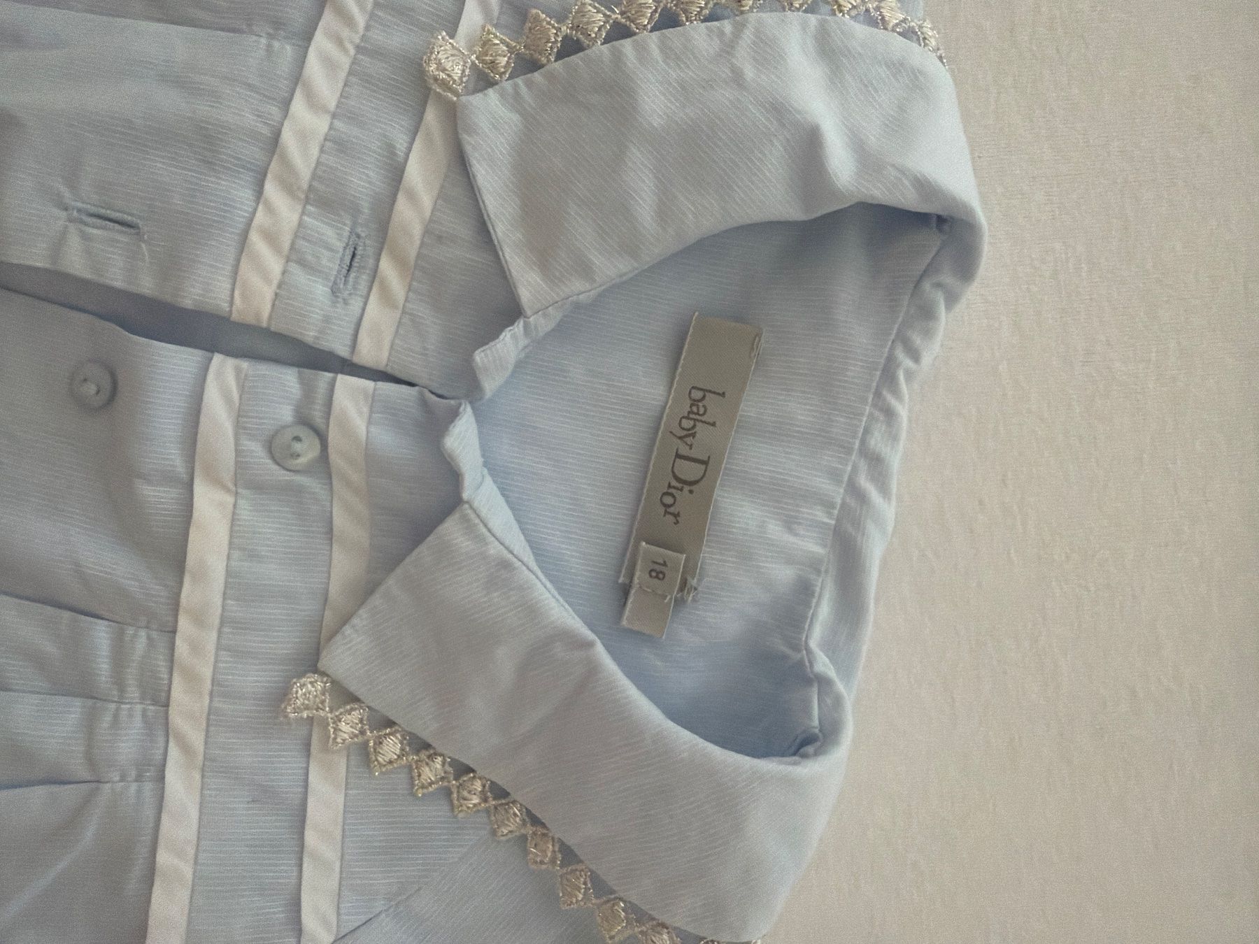 Dior Camicie, Top & T-shirt: Baby-Dior Hemd hellblau Grösse 18 Monate – Usato da Roggwil TG venduto da est_r5x7 1