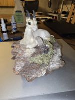 Handgemachte Steinbock-Figur auf Holz, Unikat Deko Objekt (Q