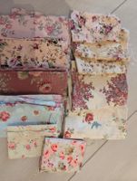 Stoffreste mit Blumenmuster, diverse Farben und Muster