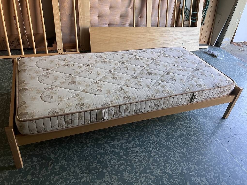 Betten: Bett, Hochbett – Gebraucht aus Schönenwerd von Chiqutia85 1
