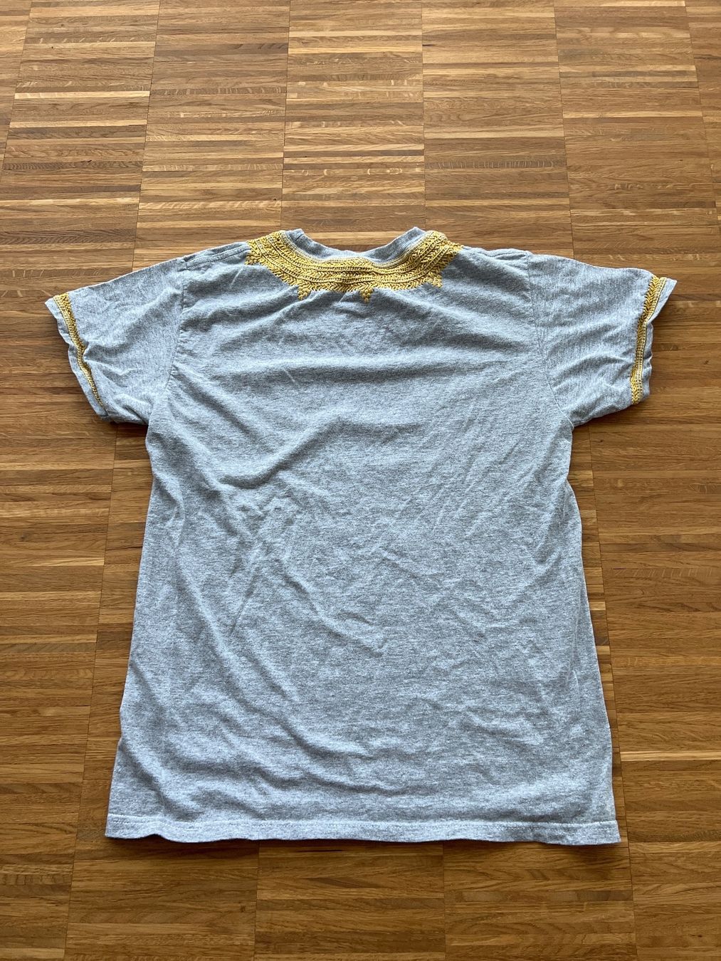 T-shirt: T-Shirt – Usato da Schwyz venduto da Francesca54 1