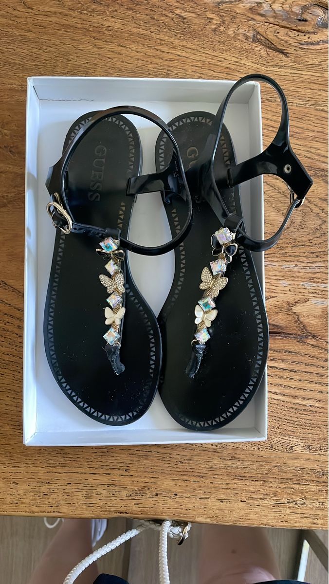Guess Scarpe per ragazze: Sandali infradito GUESS neri con decorazioni farfalla – Usato da Bellinzona venduto da remarema
