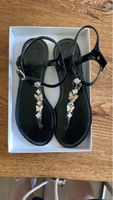Sandali infradito GUESS neri con decorazioni farfalla